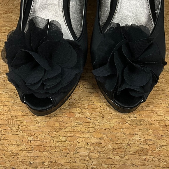 Unlisted Black Satin Peep Toe Heels Floral Platform Pumps Women’s Size 11 - Picture 4 of 12